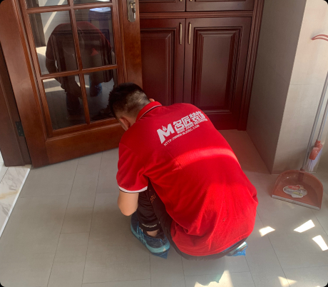 名匠裝飾售后服務(wù)地磚檢查